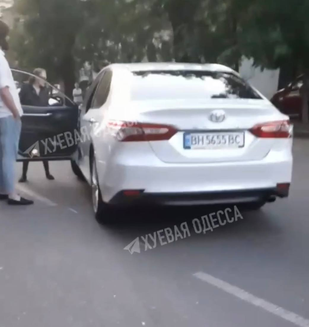 У центрі Одеси чоловік помер за кермом — некерований автомобіль протаранив припарковані машини