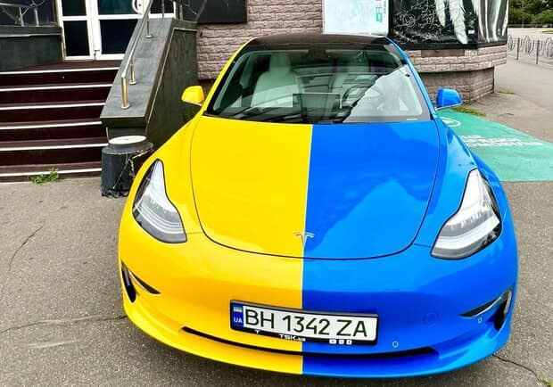 В Одесі чоловік перефарбував Tesla у колір українського прапора