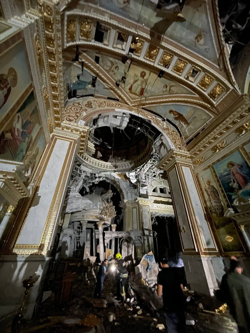Російська ракета потрапила прямо у центральний вівтар - зруйновано Спасо-Преображенський кафедральний собор в Одесі