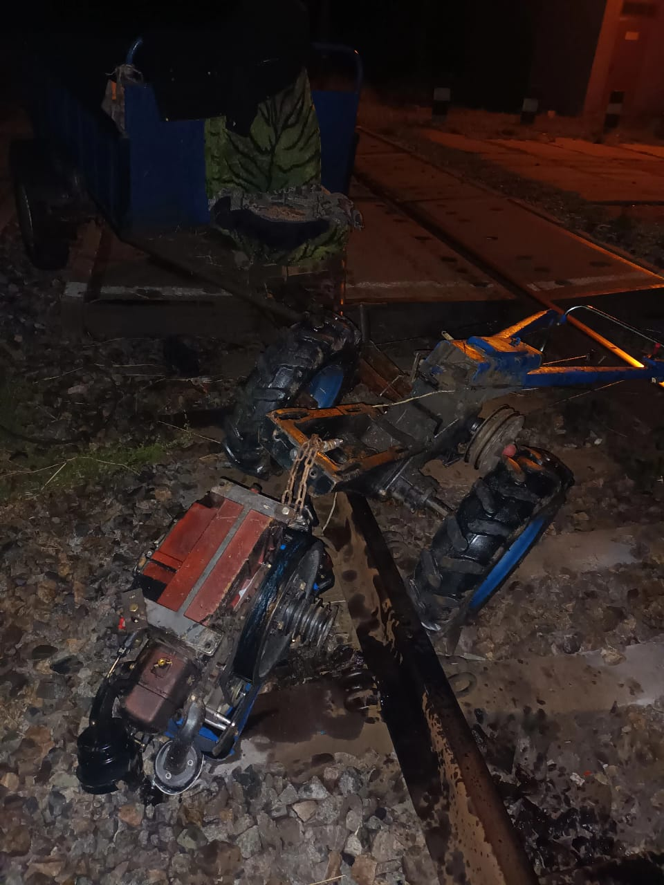 У Подільському районі мотоблок зіткнувся з потягом: водієві сільгосптехніки відірвало частину ноги