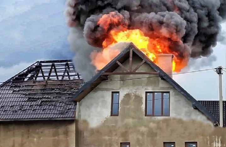 Коротке замикання електромережі призвело до пожежі в будинку під Одесою