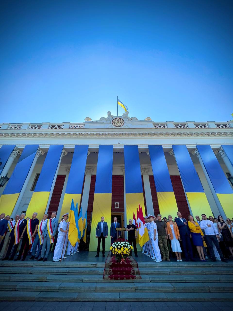 На Думській площі було урочисто піднято прапор Одеси (фото)
