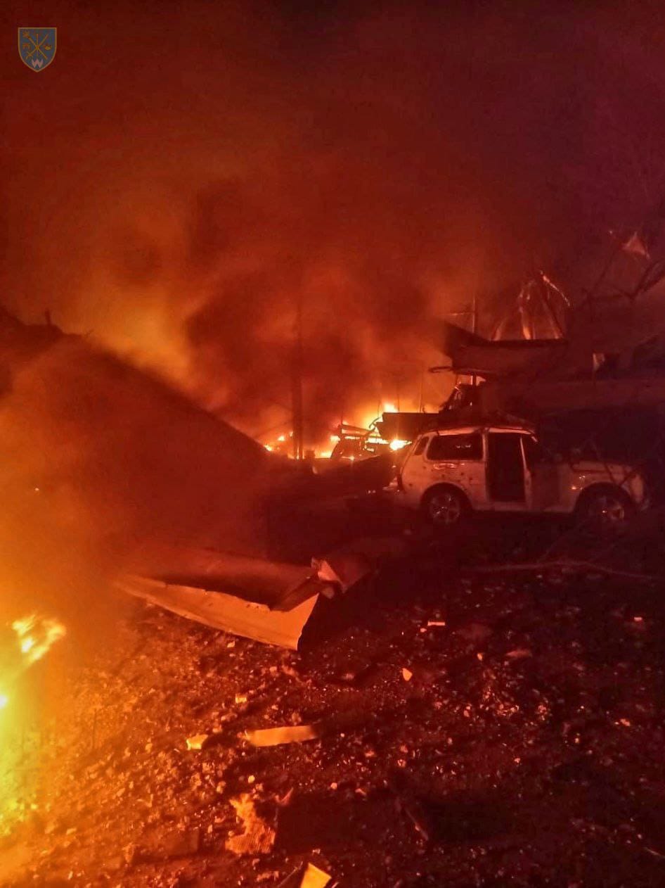 Наслідки обстрілу в Одесі: пожежа на авторемонті та пошкодження інфраструктури (фото)