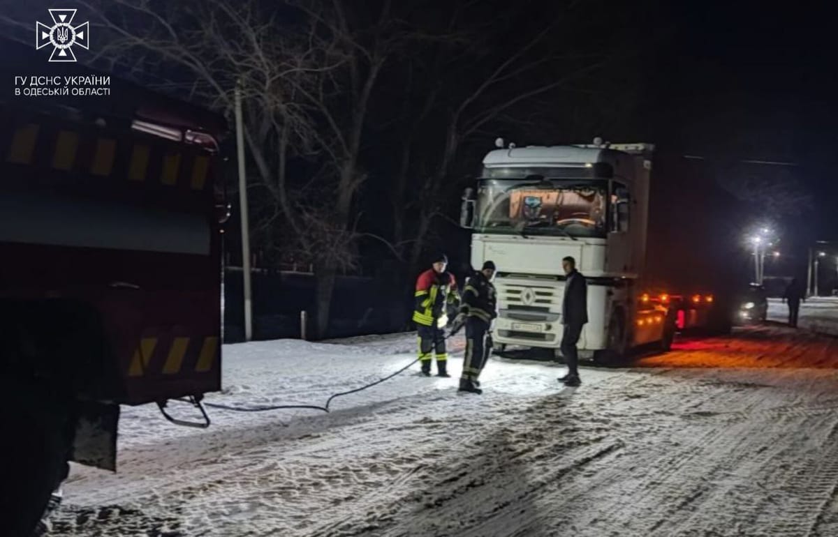 Рятувальники продовжують надавати допомогу мешканцям Одещини, які стали заручниками негоди
