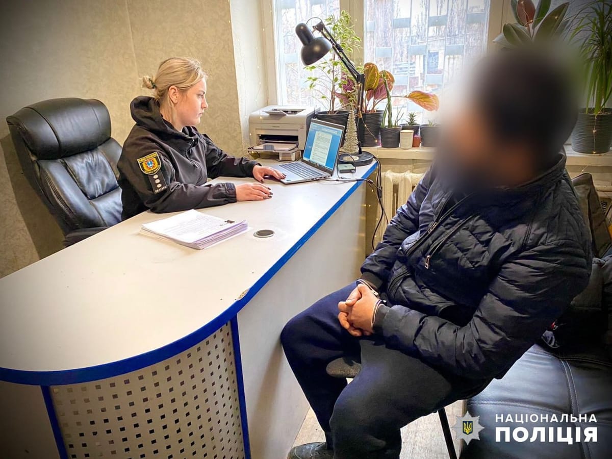 Одеські поліцейські затримали чоловіка, який серед дня пограбував на вулиці літню жінку