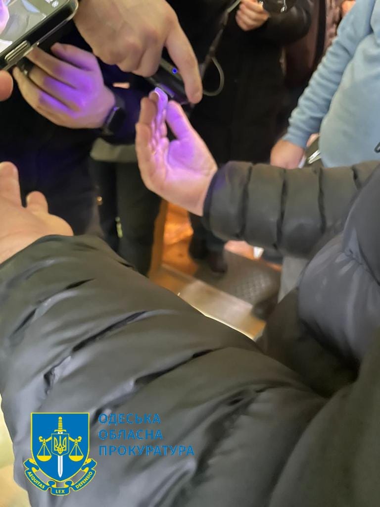 На Одещині викрили держслужбовця ДМС, який вимагав хабар за підтвердження дітям громадянства України