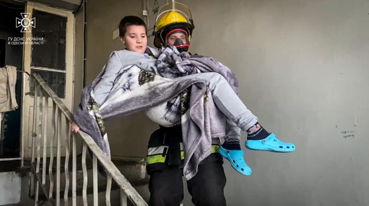 В Одеській області під час гасіння пожежі в гуртожитку рятувальники евакуювали 20 осіб та врятували дитину