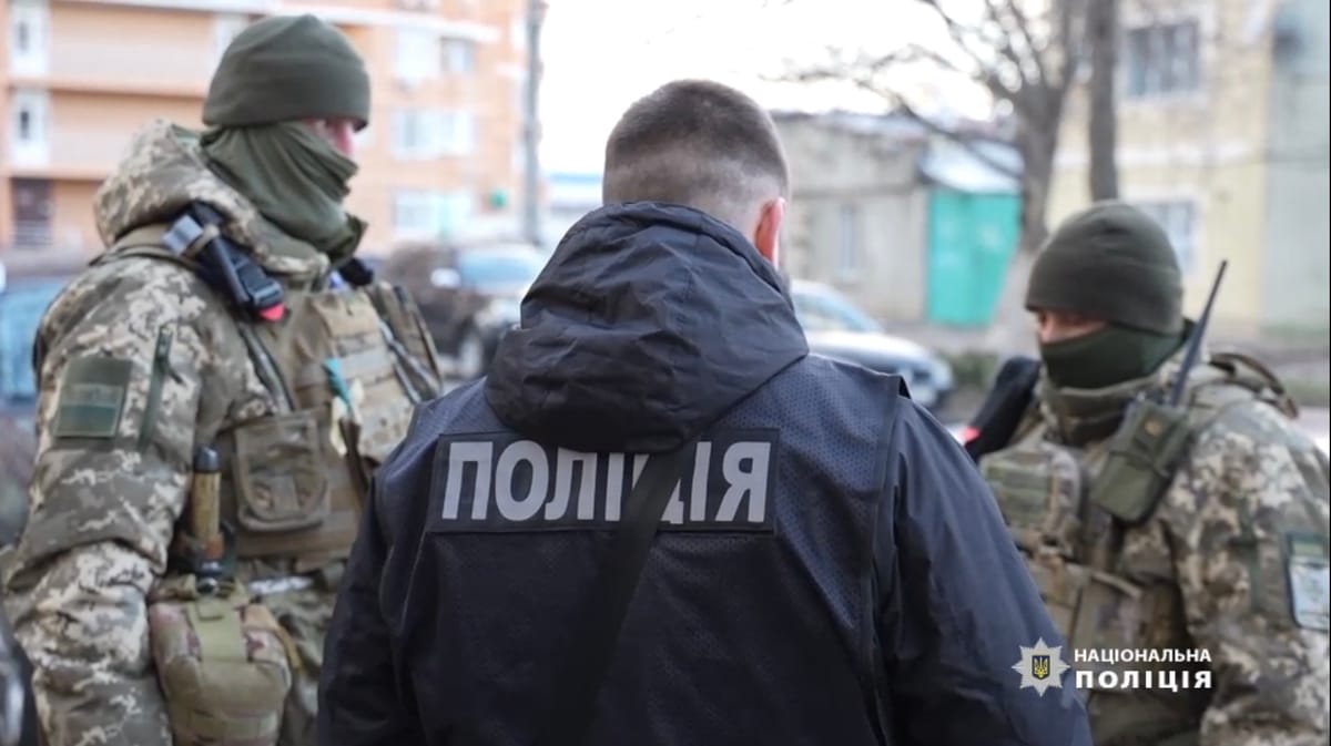 У Одесі затримали торгівця боєприпасами та наркотиками, якому загрожує до 7 років ув'язнення.
