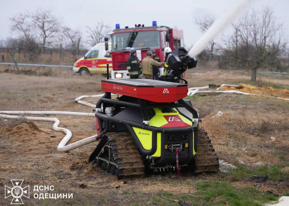 На Одещині гасити пожежу на місці ворожого удару надзвичайникам допомагав робот