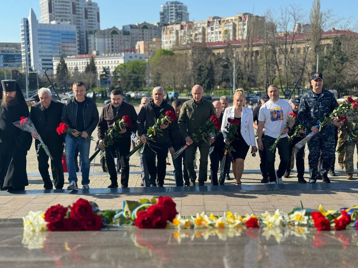 В Одесі відбулися церемонії покладання квітів у парку Шевченка та на площі 10 квітня